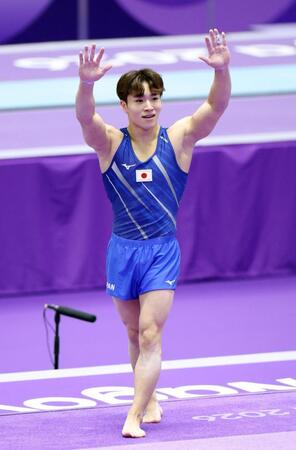 男子個人総合　全種目を終え、観客に手を振る岡慎之助