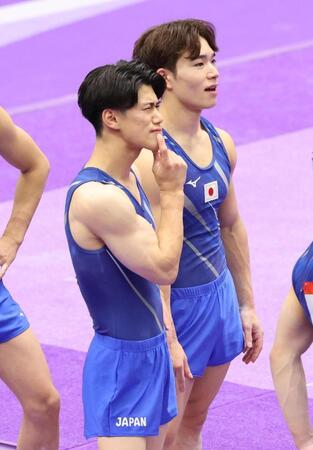 男子個人総合の全種目を終え、悔しがる３位の橋本大輝㊧と２位の岡慎之助