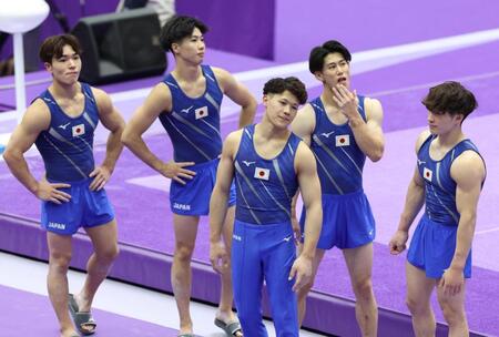 男子団体予選で２位となり悔しがる（左から）岡慎之助、築山翔馬、角皆友晴、橋本大輝、金田希一