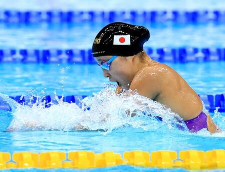 女子２００メートル個人メドレー決勝　平泳ぎで力泳する成田実生