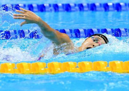 女子２００メートル個人メドレー決勝　自由形で力泳する成田実生