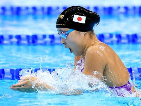 女子２００メートル個人メドレー決勝　平泳ぎで力泳する成田実生