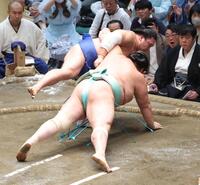 琴桜（下）を上手投げで破った藤ノ川（撮影・佐々木彰尚）