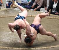 義ノ富士（右）をすくい投げで下す安青錦（撮影・佐々木彰尚）