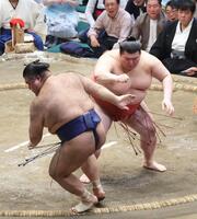 高安（左）を押し倒しで下す熱海富士（撮影・佐々木彰尚）
