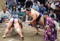 藤凌駕（左）を引き落としで下した大の里（撮影・佐々木彰尚）