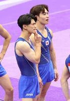 男子個人総合の全種目を終え、悔しがる３位の橋本大輝㊧と２位の岡慎之助