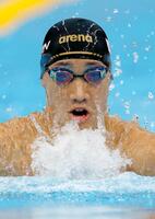 男子１００メートル平泳ぎ決勝　力泳する大橋信。金メダルを獲得した