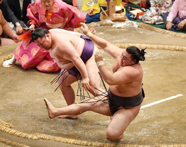 　美ノ海（左）に押し倒される霧島（撮影・千葉大輝）