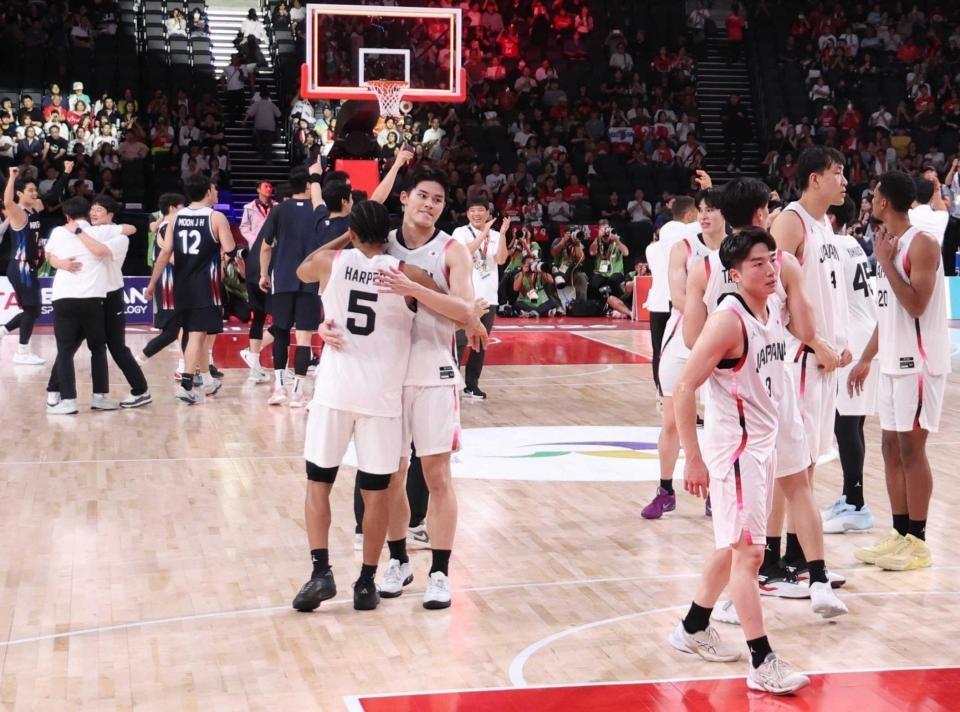 　決勝で韓国に敗れ、肩を落とす日本の選手たち