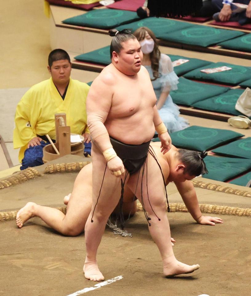 碇潟（下）を突き落としで下した旭富士（撮影・佐々木彰尚）