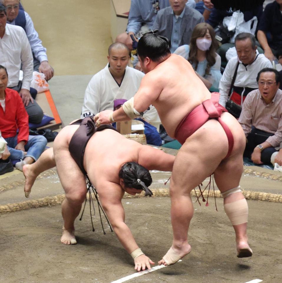 大栄翔（右）に引き落としで敗れた霧島（撮影・佐々木彰尚）