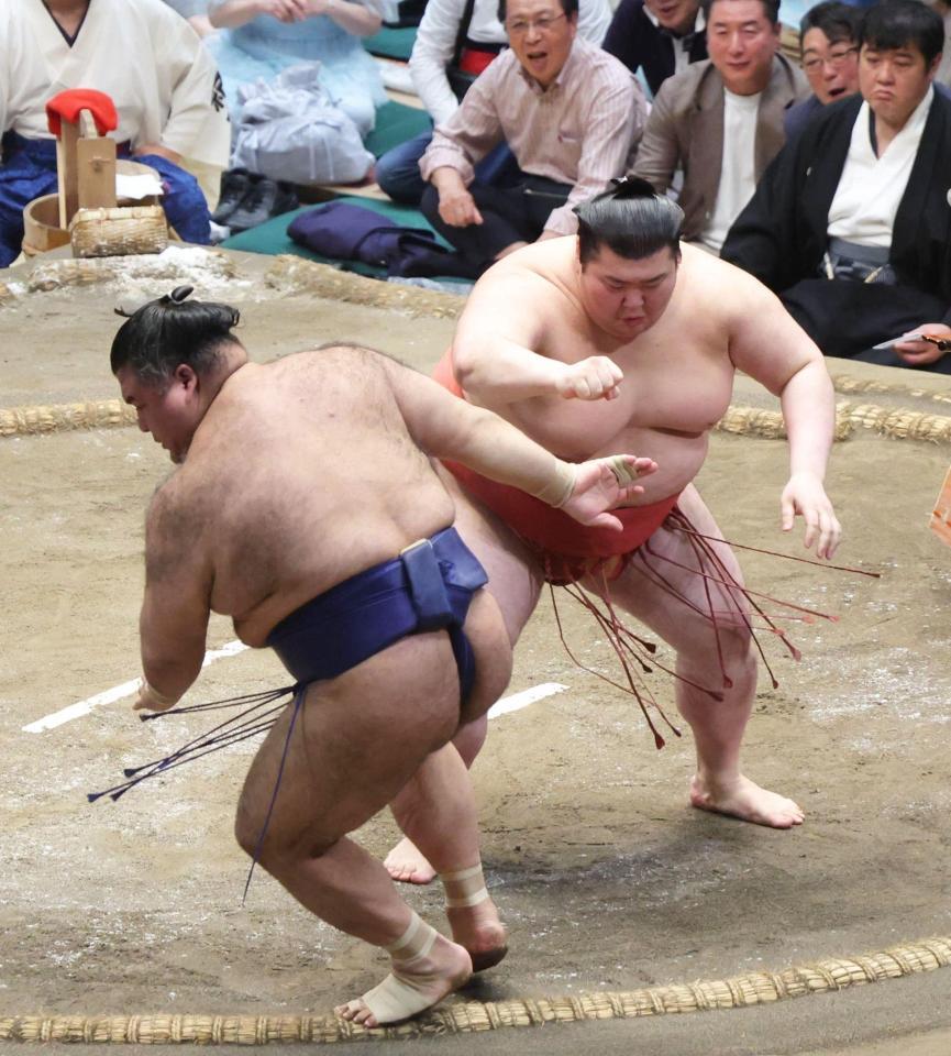 高安（左）を押し倒しで下す熱海富士（撮影・佐々木彰尚）
