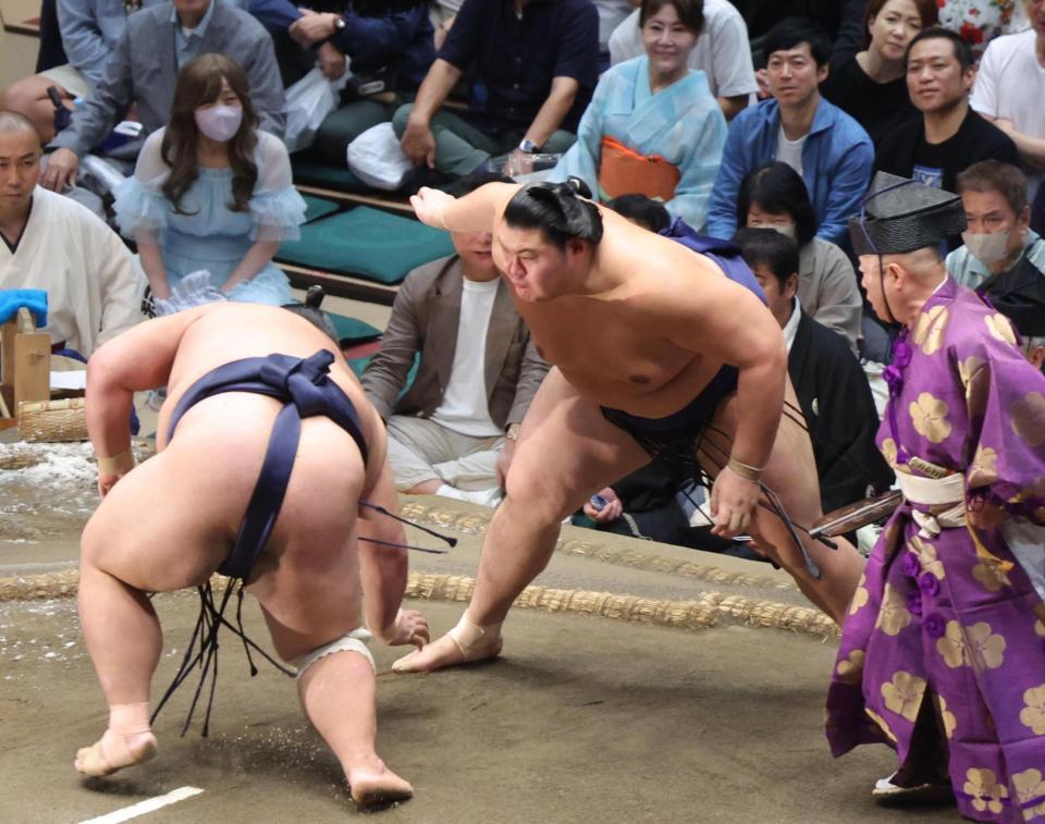 藤凌駕（左）を引き落としで下した大の里（撮影・佐々木彰尚）