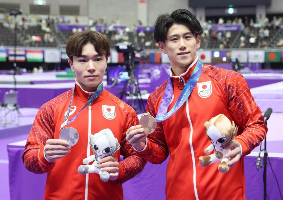 男子個人総合で２位の岡慎之助㊧と３位の橋本大輝