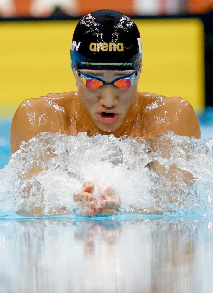 男子１００メートル平泳ぎ決勝　力泳する大橋信。金メダルを獲得した