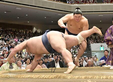 　藤凌駕（左）を引き落としで下す大の里（撮影・持木克友）