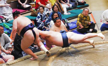 友風（左）を押し出しで下す玉鷲（撮影・佐々木彰尚）