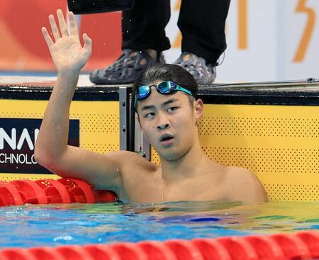 男子４００メートル個人メドレー決勝を終え、歓声に応える小島夢貴。金メダルを獲得した