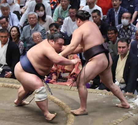 霧島（右）を押し出しで破る藤凌駕（撮影・佐々木彰尚）