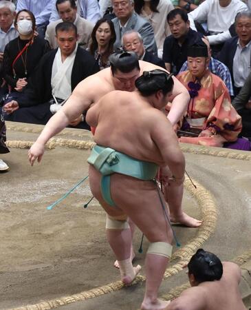 琴桜（手前）を押し出しで破る熱海富士（撮影・佐々木彰尚）