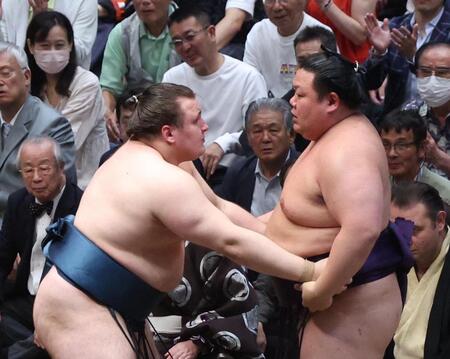 美ノ海（右）を下した安青錦（撮影・佐々木彰尚）