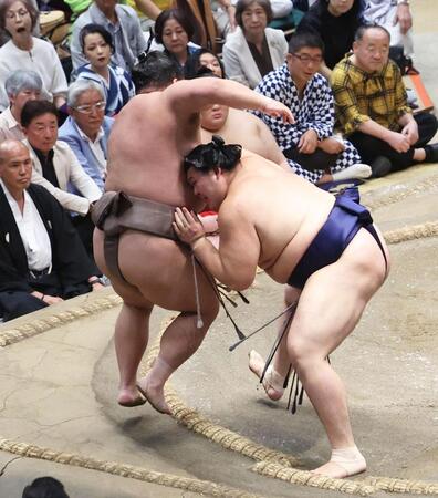 伯乃富士（左）を寄り切りで下す大の里（撮影・佐々木彰尚）