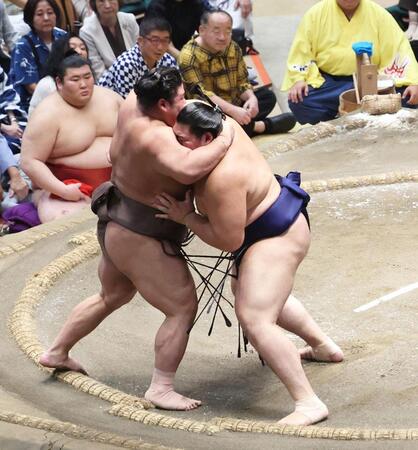 伯乃富士（左）を寄り切りで下す大の里（撮影・佐々木彰尚）