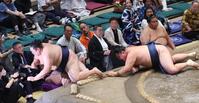 友風（左）を押し出しで下した玉鷲（撮影・佐々木彰尚）
