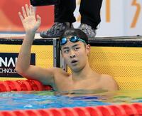 男子４００メートル個人メドレー決勝を終え、歓声に応える小島夢貴。金メダルを獲得した