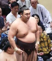 敗れた霧島（撮影・佐々木彰尚）