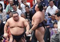 藤凌駕（左）に敗れた霧島（撮影・佐々木彰尚）