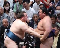 美ノ海（右）を下した安青錦（撮影・佐々木彰尚）