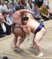伯乃富士（左）を寄り切りで下す大の里（撮影・佐々木彰尚）