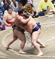 伯乃富士（左）を寄り切りで下す大の里（撮影・佐々木彰尚）