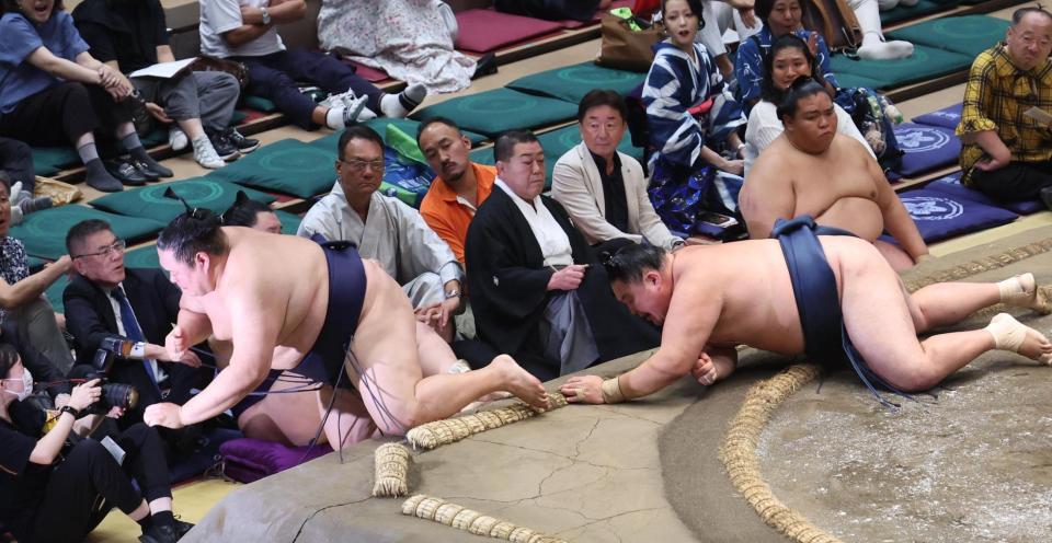 友風（左）を押し出しで下した玉鷲（撮影・佐々木彰尚）