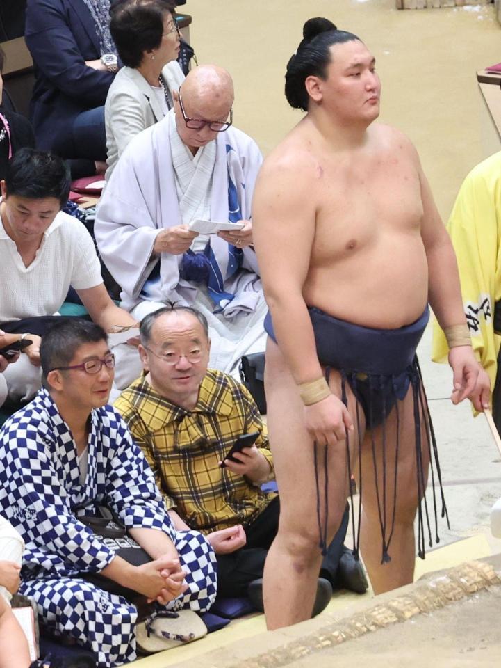 観戦するウクレレ漫談家ぴろき（中央）＝撮影・佐々木彰尚