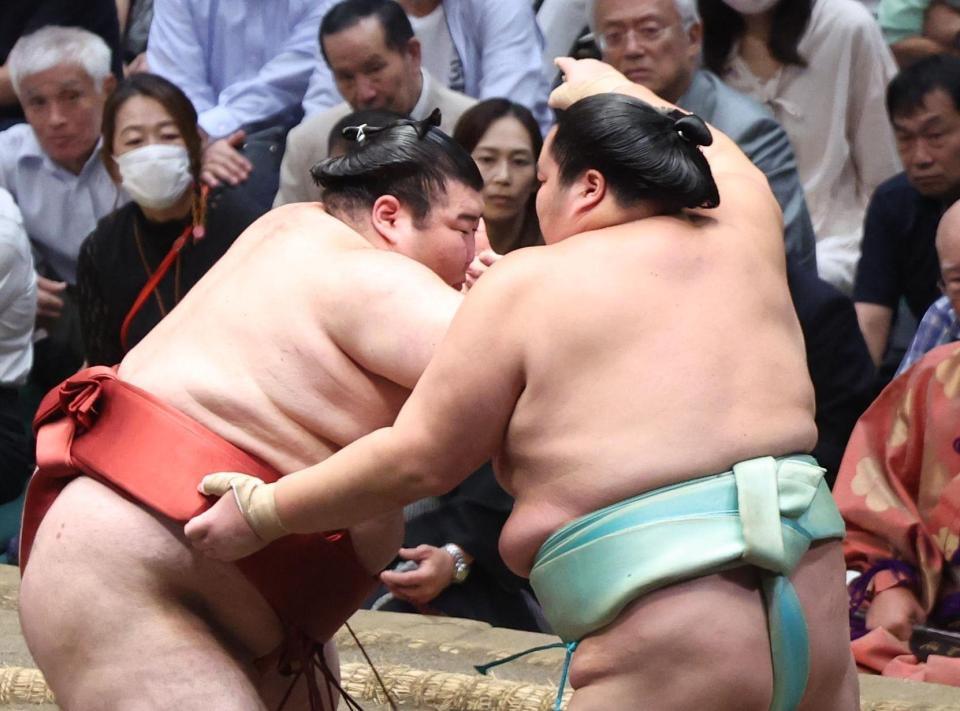 琴桜（右）を攻める熱海富士（撮影・佐々木彰尚）