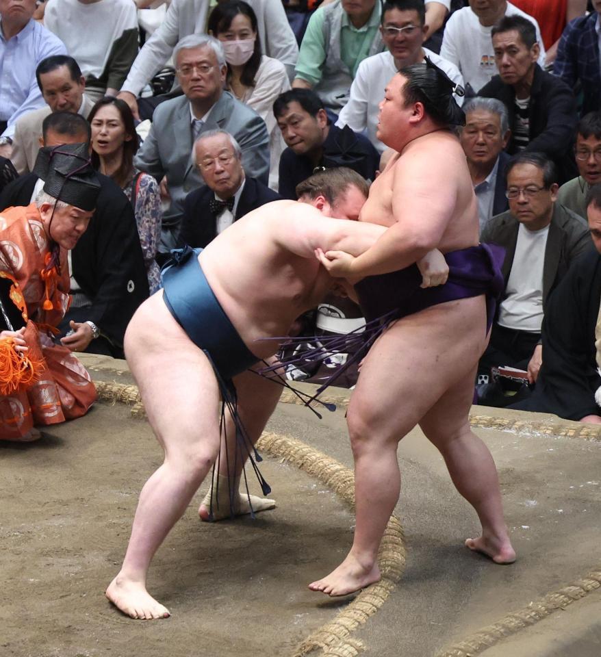 美ノ海（右）を寄り切る安青錦（撮影・佐々木彰尚）