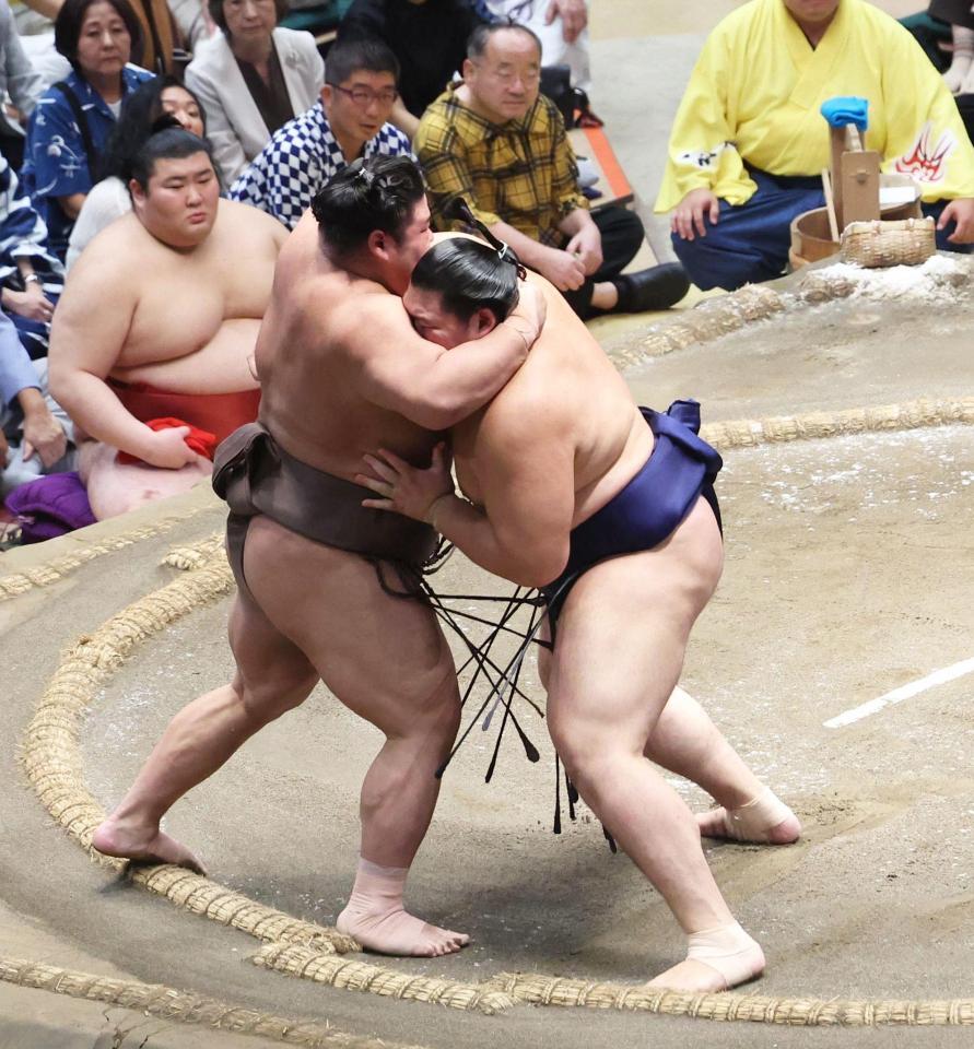伯乃富士（左）を寄り切りで下す大の里（撮影・佐々木彰尚）