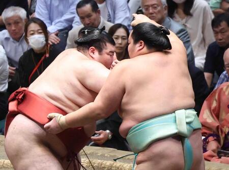 　琴桜（右）を攻める熱海富士（撮影・佐々木彰尚）