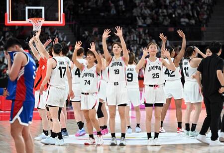 　フィリピンに勝利し、スタンドに手を振る日本の選手たち