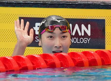 女子１００メートルバタフライ予選を終え、手を振る池江璃花子