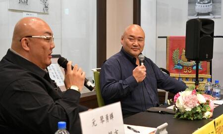 トークショーを行う甲山親方（右）と司会を務める荒磯親方（撮影・持木克友）