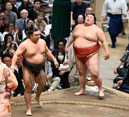 霧島㊧に寄り切りで敗れた熱海富士
