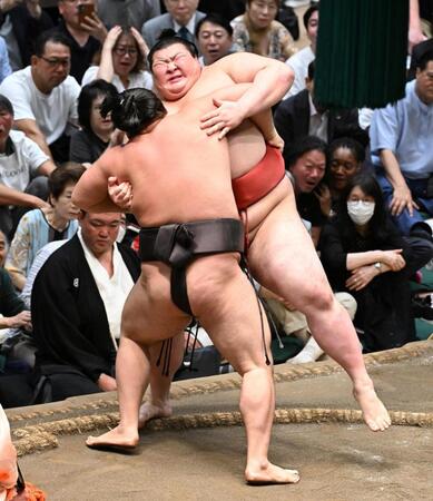 熱海富士（奥）が寄り切りで霧島に敗れる