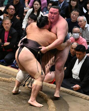 朝乃山㊧が寄り切りで金峰山を破る