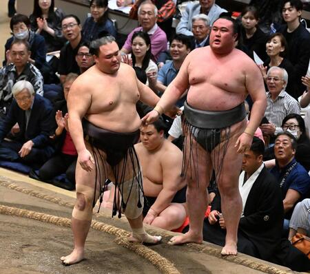 金峰山㊨を寄り切りで破った朝乃山