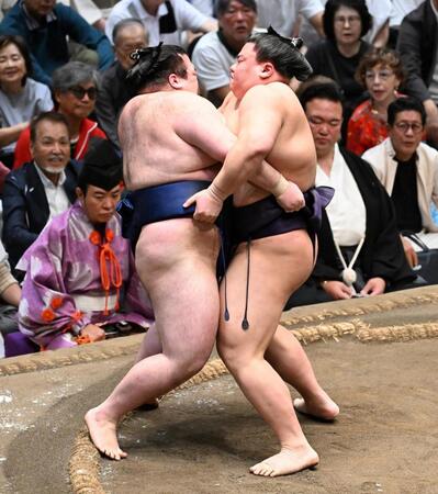 義ノ富士㊨が寄り切りで豪ノ山を破る