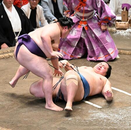 美ノ海㊧が押し倒しで琴勝峰を破る